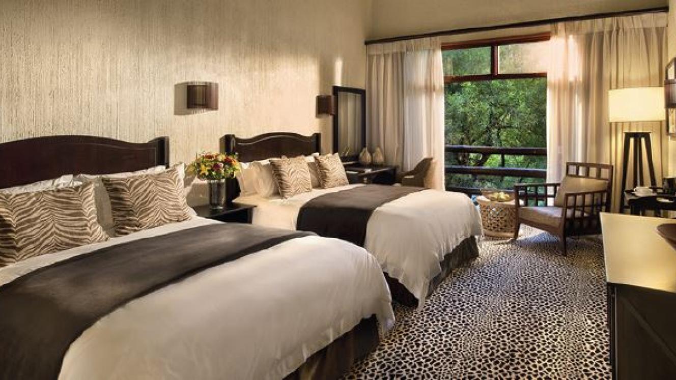 The new African themed standard queen room at Bakubung.