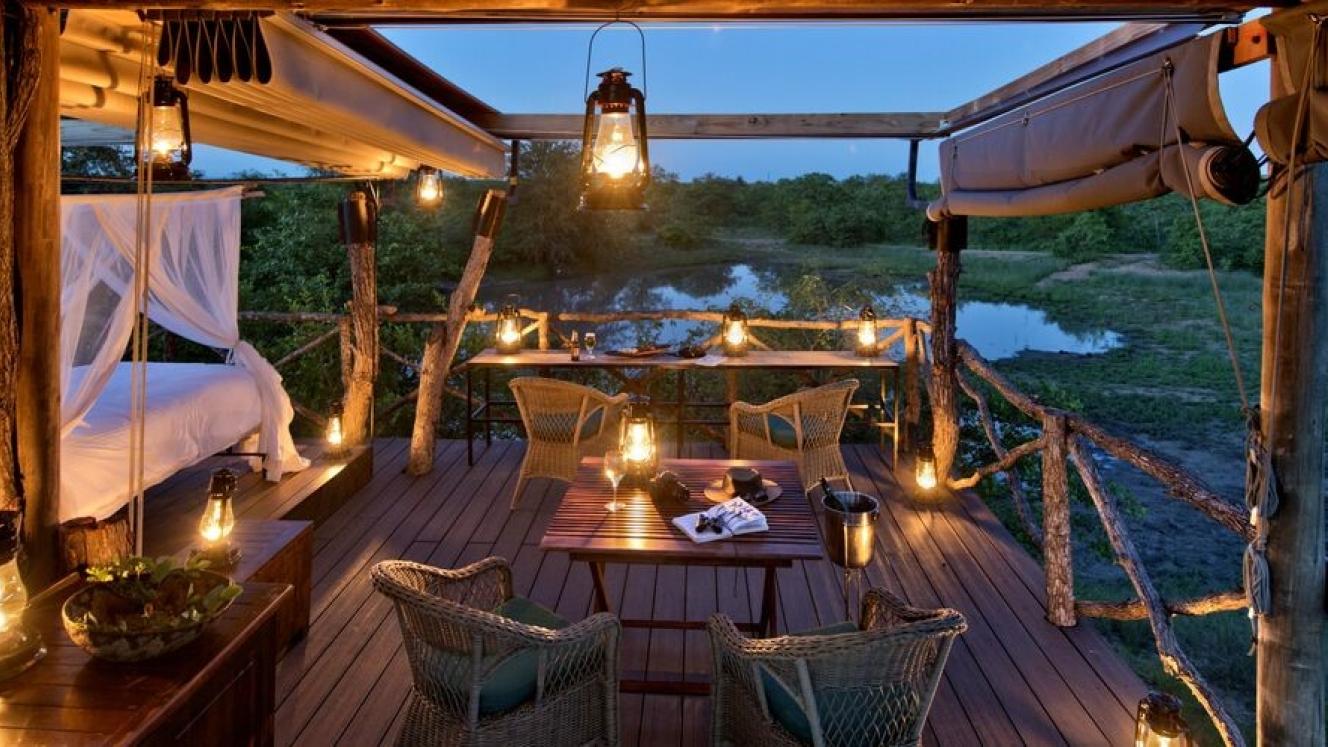 Guests can sleep under the stars at Giraffe’s Nest Hide. 