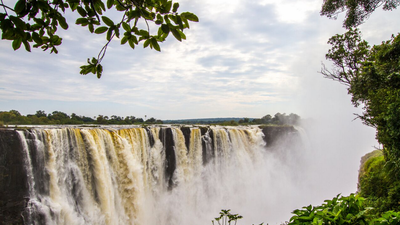 French and Spanish travellers can experience Vic Falls in their own language. 