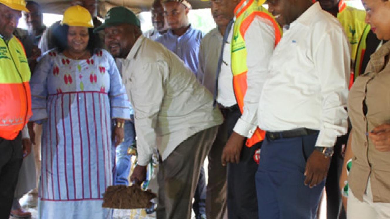 Dr Edna Molewa, Minister of Environmental Affairs, together with Fundisile Mketeni launch the building of the Skukuza Safari Lodge. The project will create between 250 and 300 jobs from conceptualisation, construction and operational stages. 