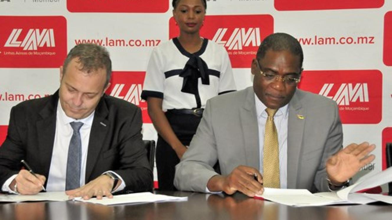 Fastjet and LAM CEOs sign Memorandum of Understanding.