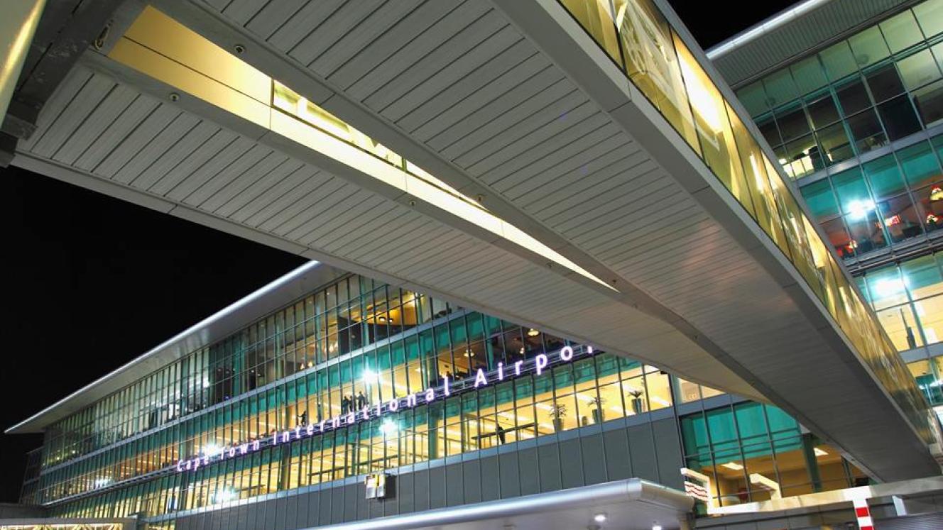 Cape Town International loses R25 million (€1.7m) in retail revenue due to Home Affairs’ passport control. 