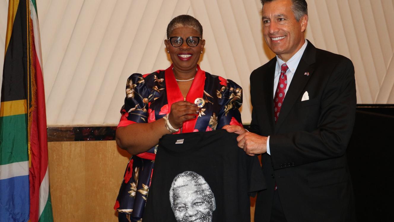 Councillor Zandile Gumede gifts the Governor of the State of Nevada, Brian Sandoval, with a Madiba T-shirt.