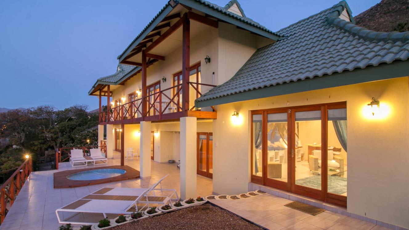 The luxury apartments in Gordon's Bay are in close proximity to the Cape Winelands.