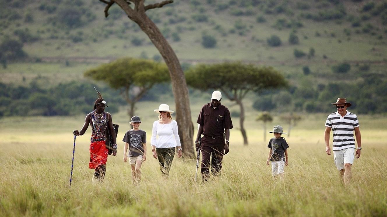 Guests accompanied by a ranger on a walking safari. 