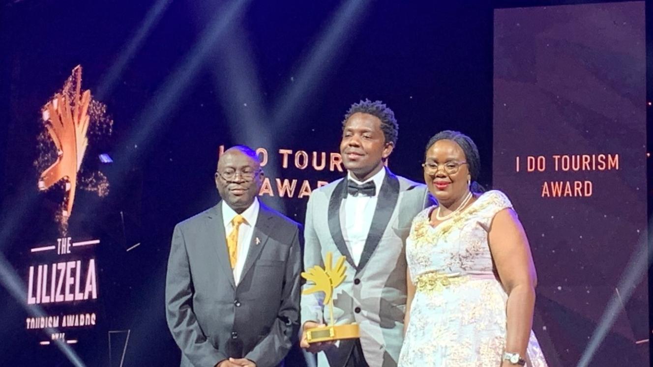 Deputy Tourism Minister, Fish Mahlalela, I Do Tourism award winner, Bheki Dube, and Tourism Minister, MMamoloko Kubayi-Ngubane.