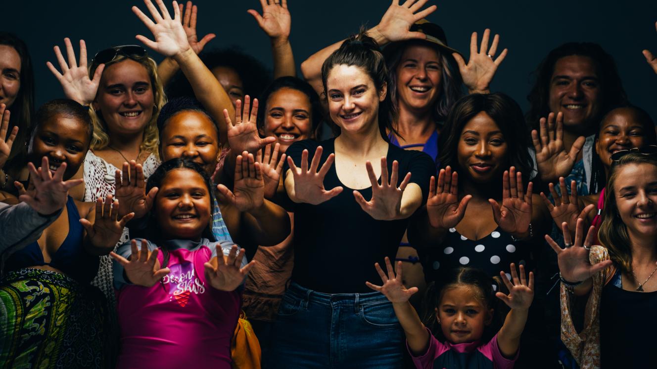 A group of passionate ocean-loving South Africans together with Shailene Woodley all showing ‘10’ to promote 10% marine protection by 2020.