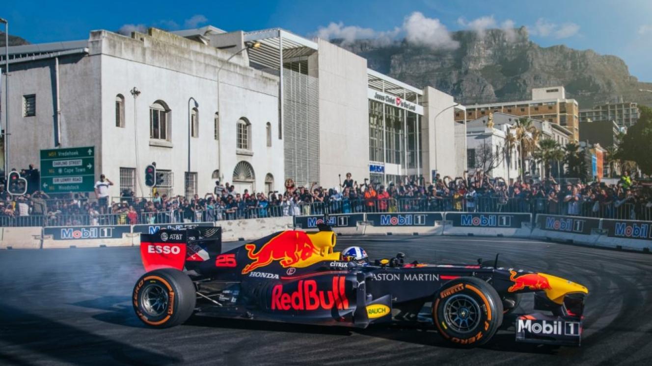 David Coulthard races in Cape Town show run