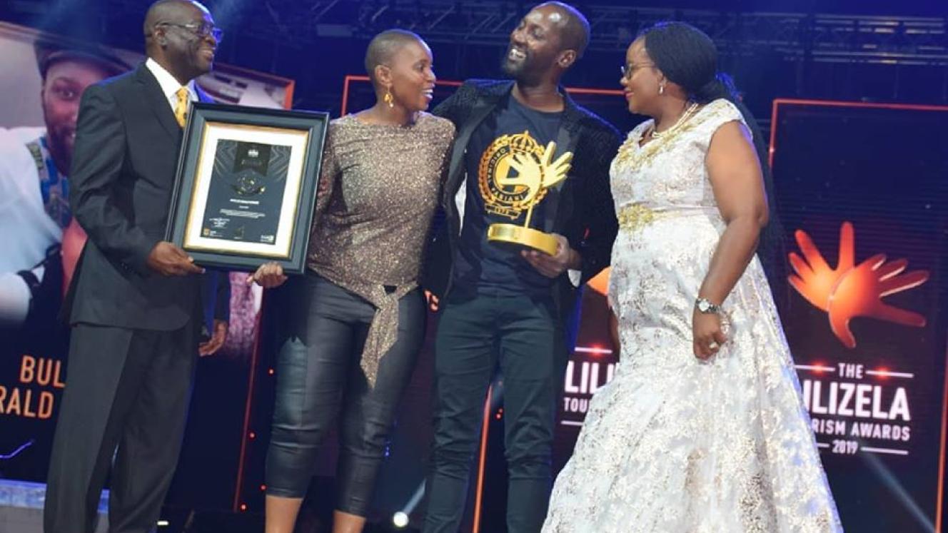 Bulelani Futshane accepting the Lilizela Award for Best Culture Guide of 2019