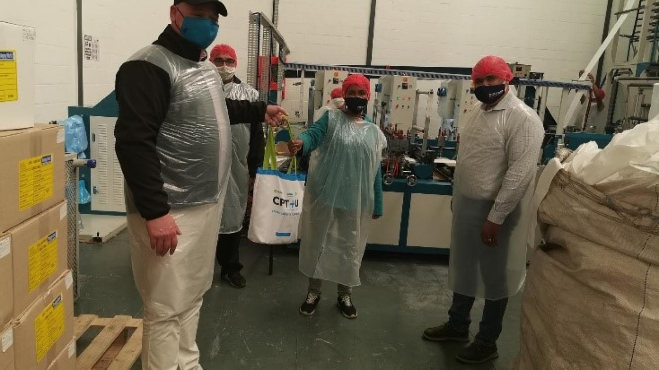 City of Cape Town’s Mayoral Committee Member for Economic Opportunities and Asset ManagementJames Vos (left) delivering COVID-19 toolkits.