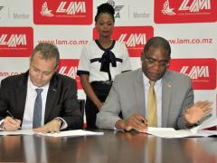Fastjet and LAM CEOs sign Memorandum of Understanding.