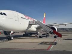 Iberia takes delivery of its new aircraft, the ‘Johannesburgo’, which will operate destinations in SA amongst others.