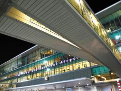 Cape Town International loses R25 million (€1.7m) in retail revenue due to Home Affairs’ passport control. 