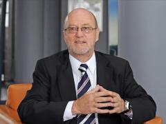 Minister Hanekom tackles key issues facing SA’s tourism industry. 
