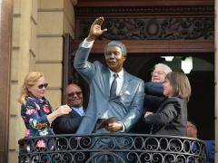 Premier Helen Zille, chairman of the Nelson Mandela Foundation, Professor Njabulo Ndebele, Minister of Economic Opportunities Alan Winde and Mayor Patricia De Lille with the statue. Credit: Bruce Sutherland.