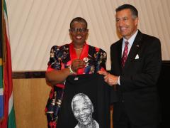 Councillor Zandile Gumede gifts the Governor of the State of Nevada, Brian Sandoval, with a Madiba T-shirt.