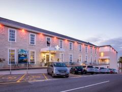 Protea Hotel by Marriott Mossel Bay recently completed a refurbishment, which saw the addition of seven new rooms. Credits: Booking.com.