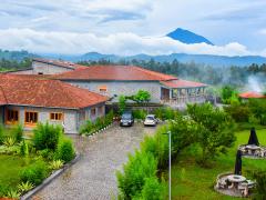 The new 50-room lodge is close to major tourist attractions.