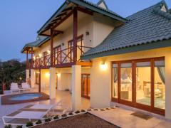 The luxury apartments in Gordon's Bay are in close proximity to the Cape Winelands.