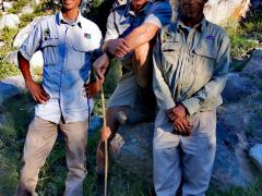 Renowned Ju/’hoansi trackers /ui- Kxunta (left) and Dam Debe with Shamwari ranger Andrew Kearney. 