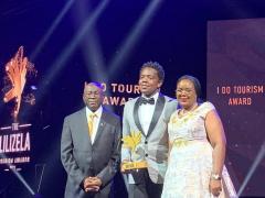 Deputy Tourism Minister, Fish Mahlalela, I Do Tourism award winner, Bheki Dube, and Tourism Minister, MMamoloko Kubayi-Ngubane.