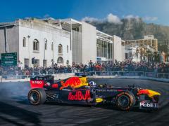 David Coulthard races in Cape Town show run